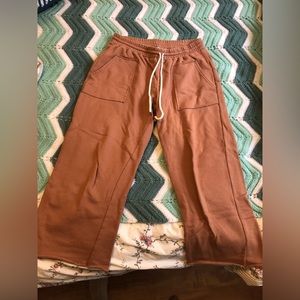 Kindly the Label Cropped Sweatpants